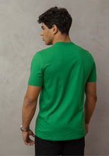 Carregar imagem no visualizador da galeria, CAMISETA GOLA REDONDA VERDE BANDEIRA
