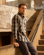Carregar imagem no visualizador da galeria, CAMISA SLIM FLANELA XADREZ C/ BOLSO M/L
