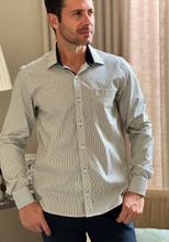 Carregar imagem no visualizador da galeria, CAMISA TRAD. LIST. FIO 60 M/L BUTTON DOWN