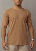 Carregar imagem no visualizador da galeria, T-SHIRT LINHO EUPOREU CARAMELO
