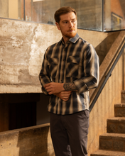 Carregar imagem no visualizador da galeria, CAMISA SLIM FLANELA XADREZ C/ BOLSO M/L
