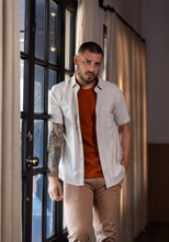 Carregar imagem no visualizador da galeria, CAMISA TRADICIONAL MAQUINETADO FIO 60 M/C
