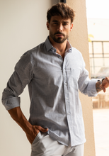 Carregar imagem no visualizador da galeria, CAMISA TRAD. LISTRADA FIO 60 MARINHO
