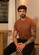 Carregar imagem no visualizador da galeria, CAMISETA MALHA CANELADA MARROM
