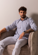 Carregar imagem no visualizador da galeria, CAMISA TRAD. LISTRADA FIO 60 MARINHO
